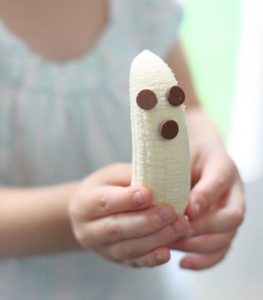 Banana ghosts - healthy snack ideas for kids Halloween